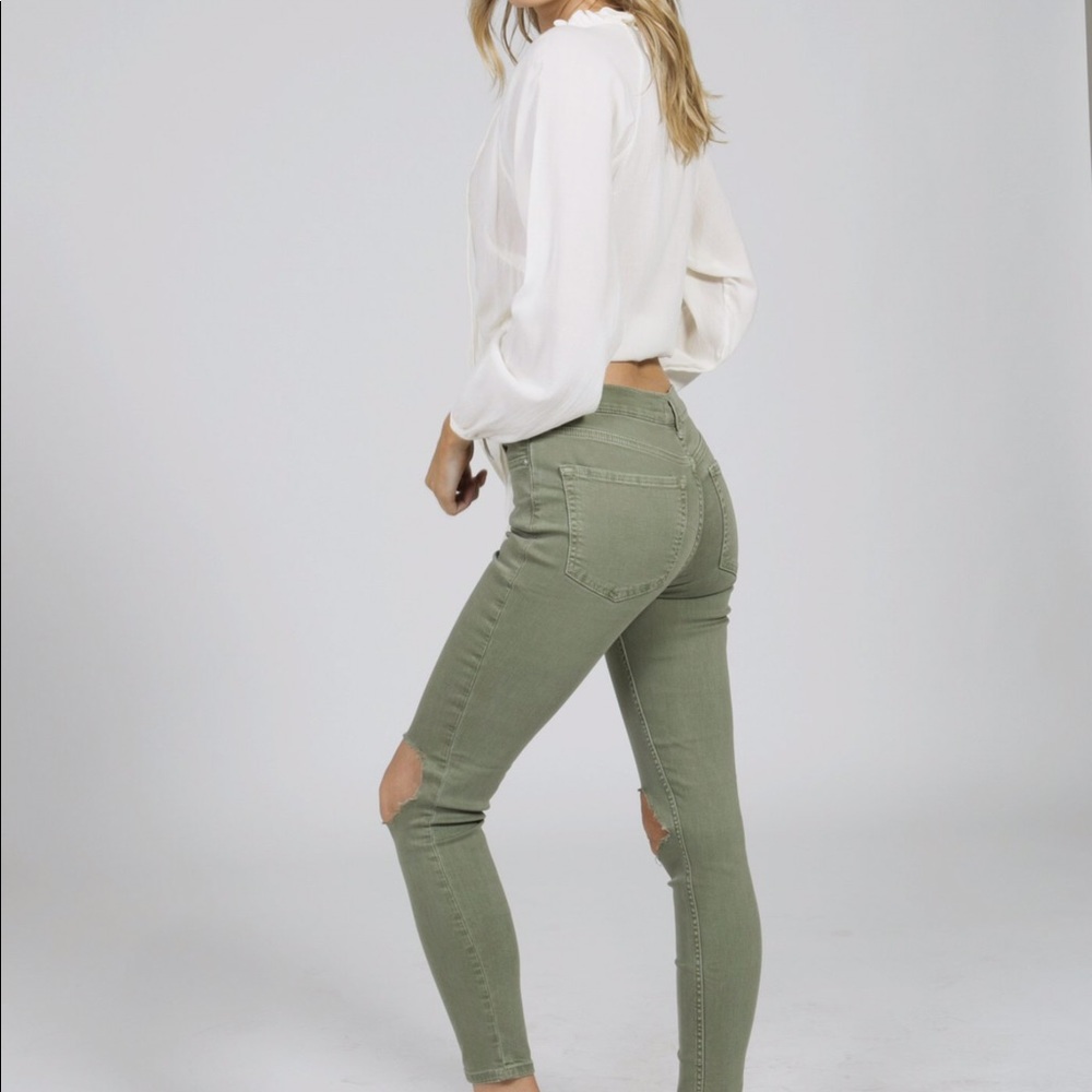 KNEE RIPPED JEANS